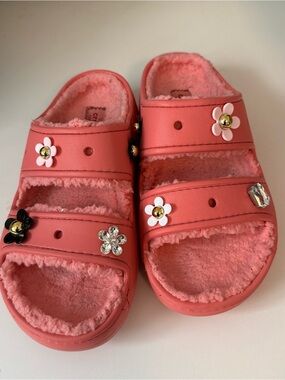 Crocs Fur Lined Pink Slides Womens 8 Cozy Sandals w/ Flower Charm